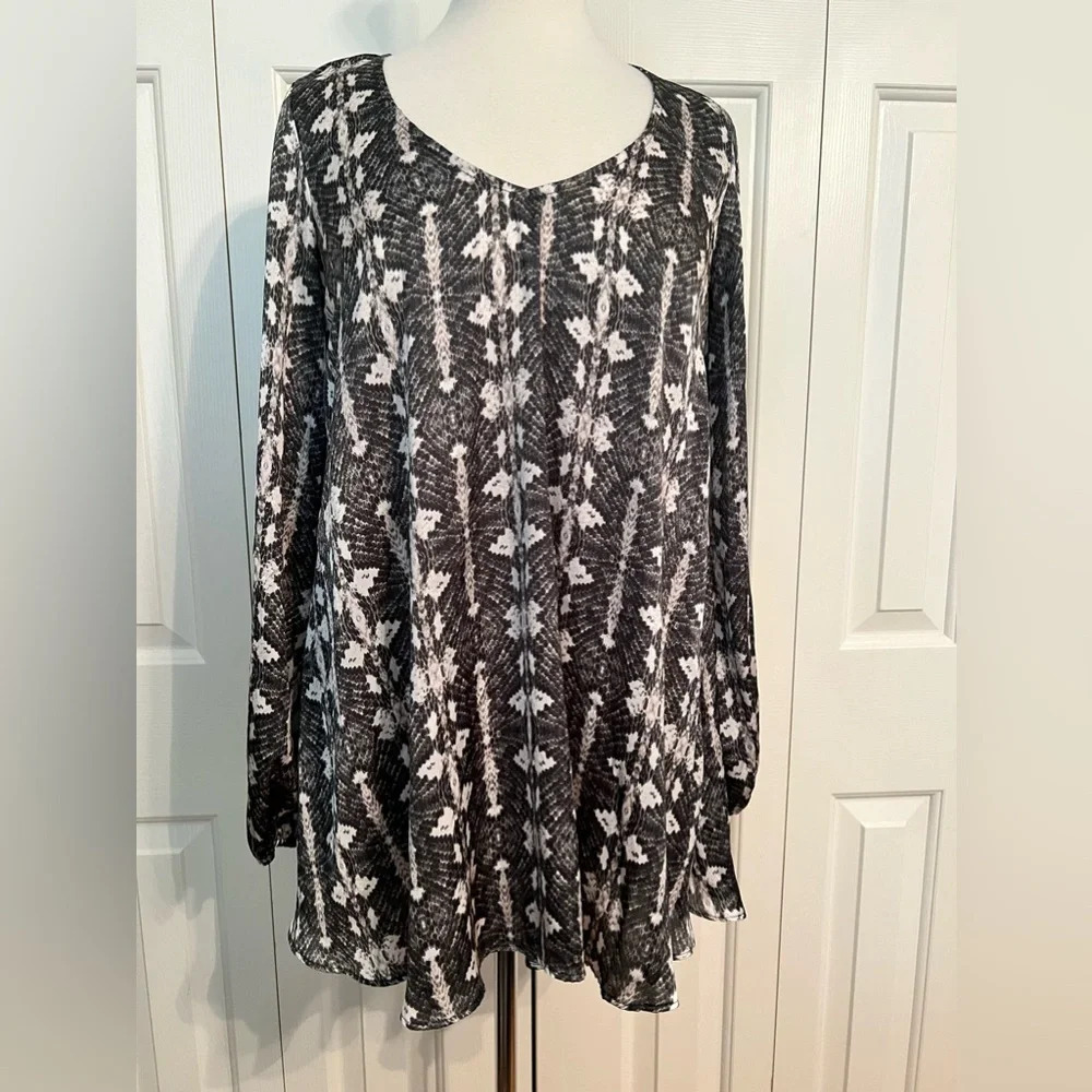 Gray Bell Sleeve Tunic - Picture 5 of 9